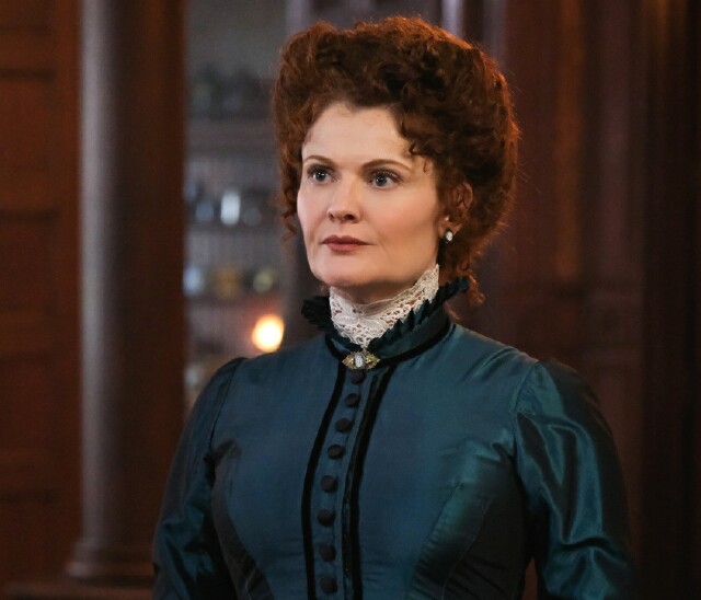 Cover image for article: CBS' "Ghosts" Proves Rebecca Wisocky is Hauntingly Funny