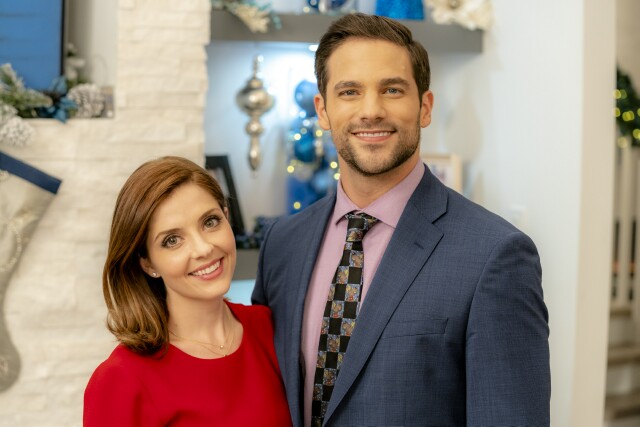 Cover image for  article: Brant Daugherty Joins the Hallmark Family in "Mingle All the Way"