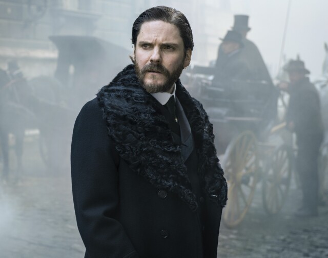 Cover image for  article: TNT’s “The Alienist”:  How Daniel Brühl Brought the Title Character to Life