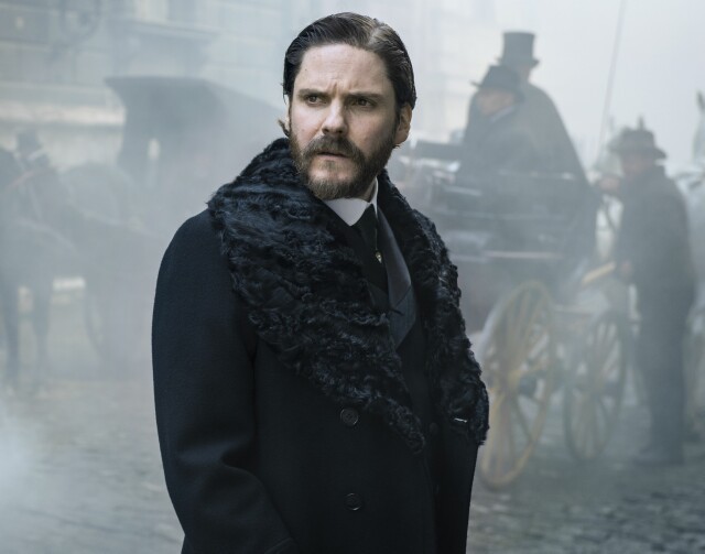 Cover image for article: TNT’s “The Alienist”: How Daniel Brühl Brought the Title Character to Life