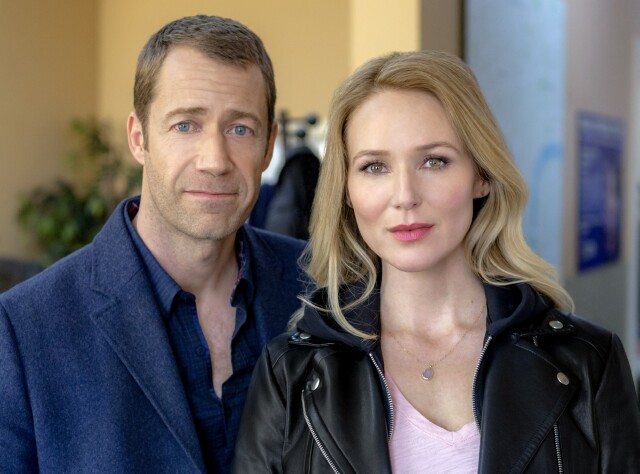 Cover image for article: Maytag Man Colin Ferguson on his New Hallmark "Fixer Upper Mystery"