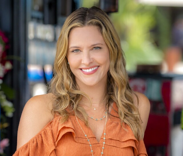 Cover image for  article: Jill Wagner on the Challenges of Filming Hallmark's "Pearl in Paradise"