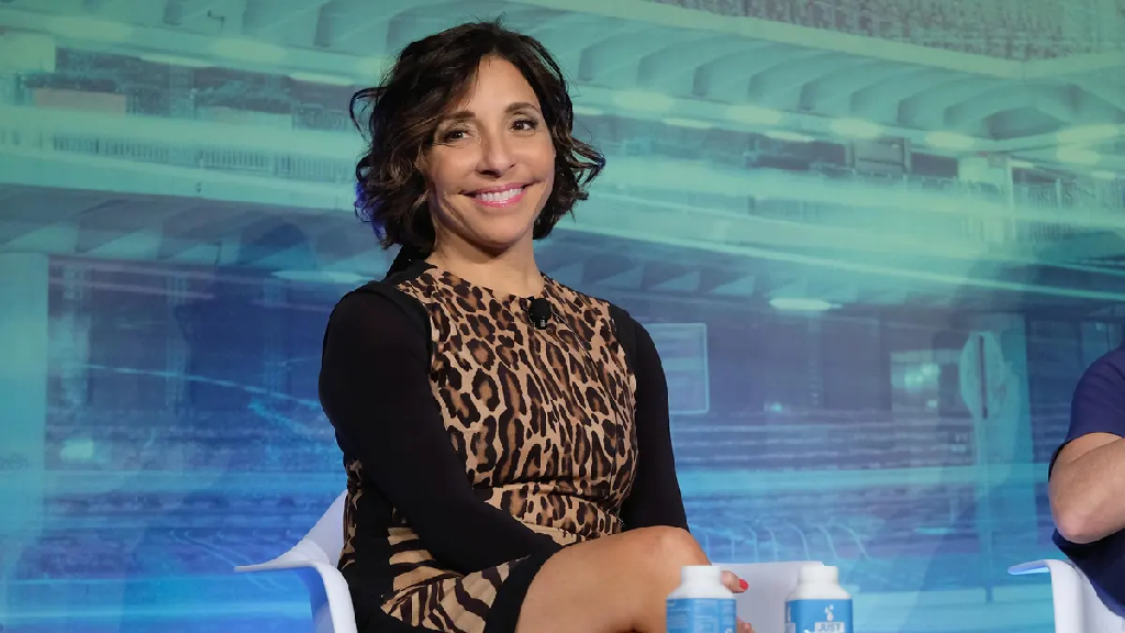 Cover image for  article: Linda Yaccarino's Departure from NBCU for Twitter: The Story Behind the Story