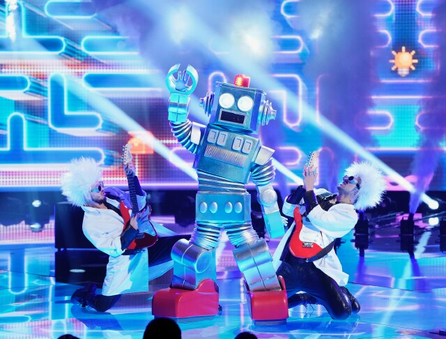 Cover image for article: Robin Thicke of “The Masked Singer” Promises a Post-Super Bowl Shocker