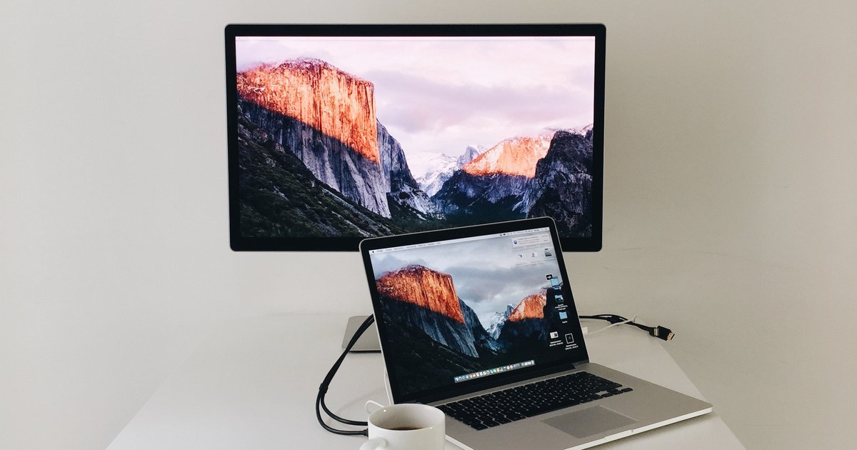 Macbook pro 2 монитора. Макбук эйр провод к монитору\. Выносной монитор и клавиатура для ноутбука. Macbook air 2008 и внешний монитор. Macbook с внешним монитором.